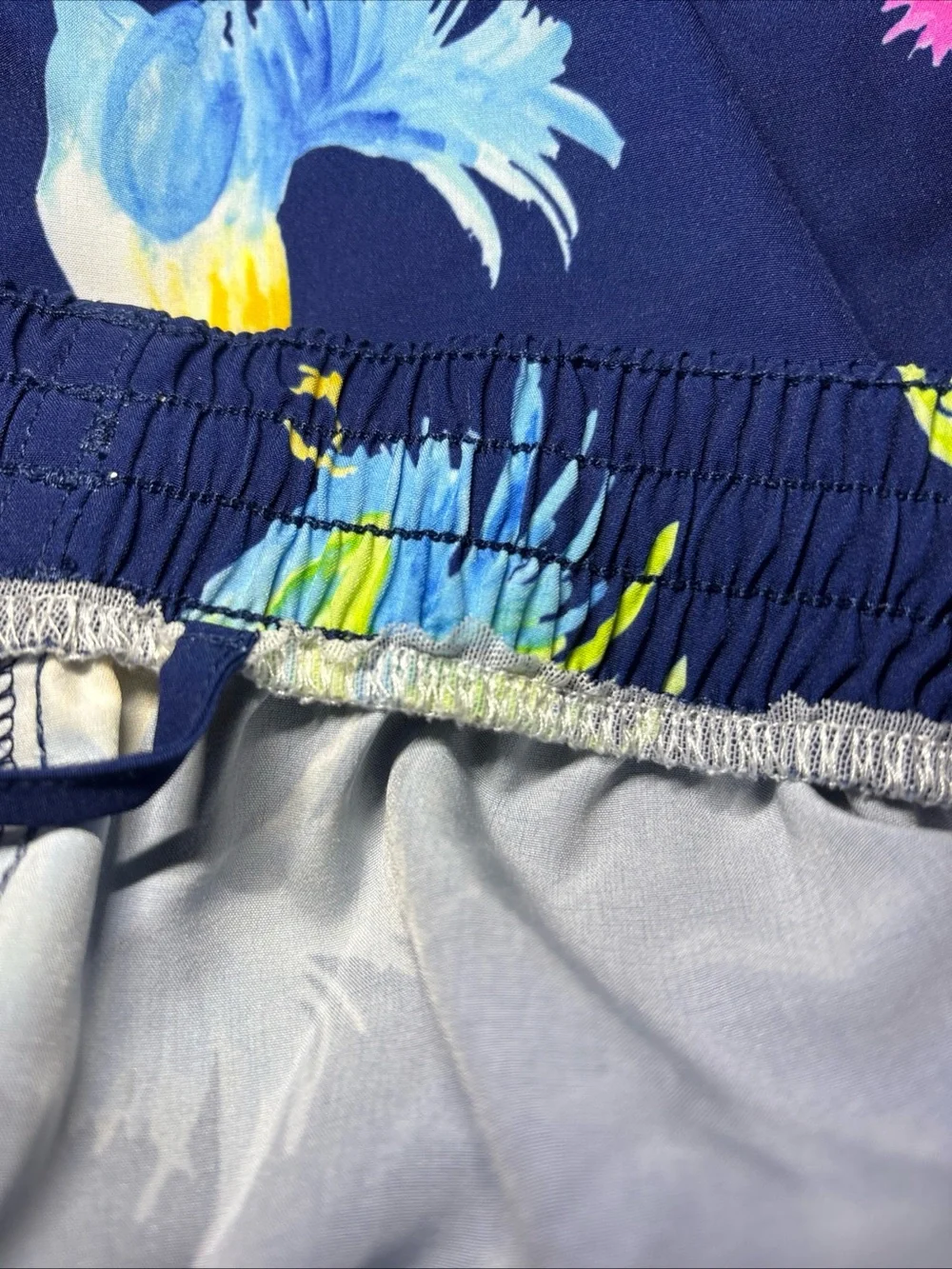 Chubbies Mens Large The Fowl Plays 5.5” Swim Trunks Navy Rooster Lining Cut Out